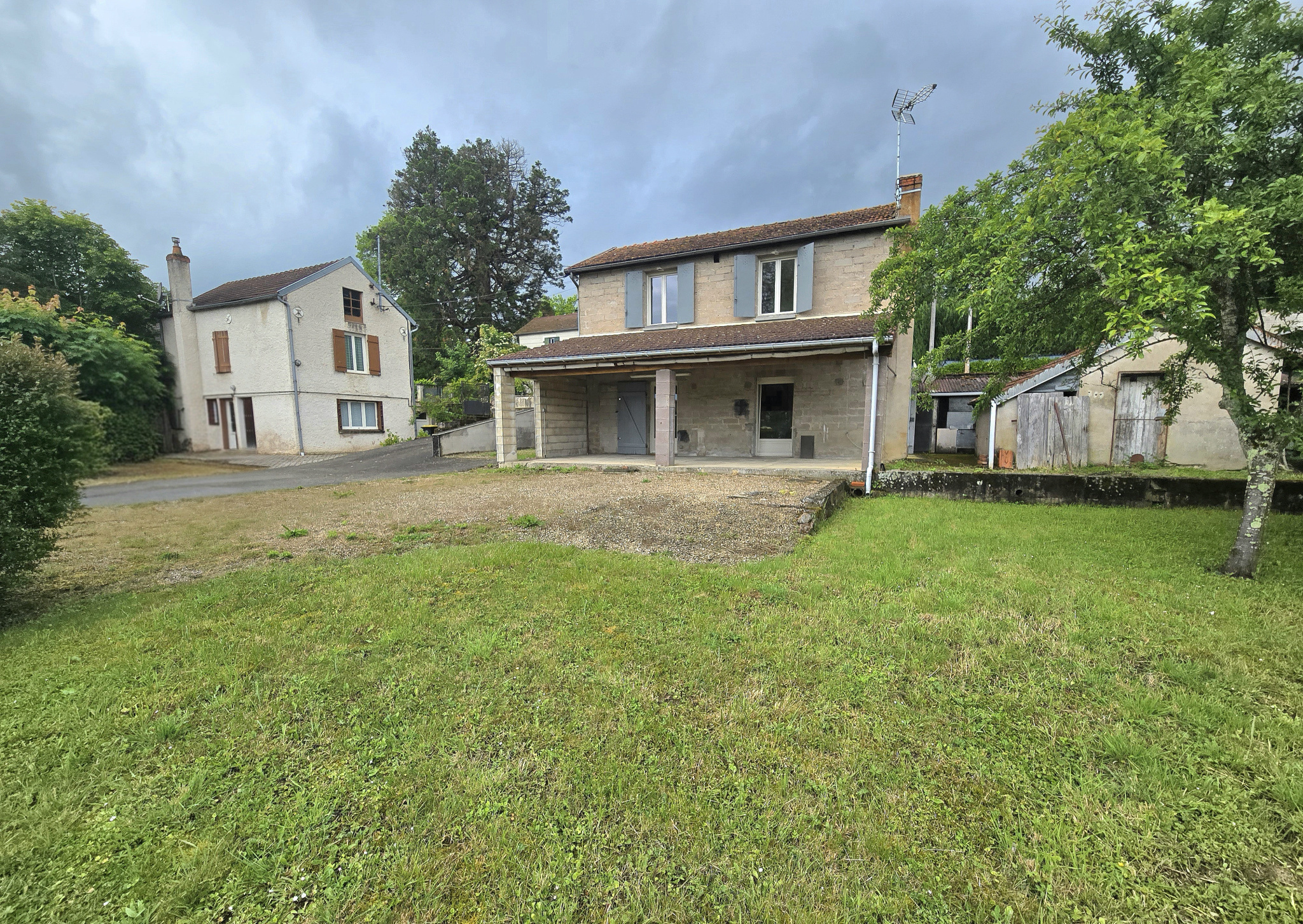 ENSEMBLE DE 2 MAISONS AVEC GARAGE SUR 3500M2 DE TERRAIN A PO