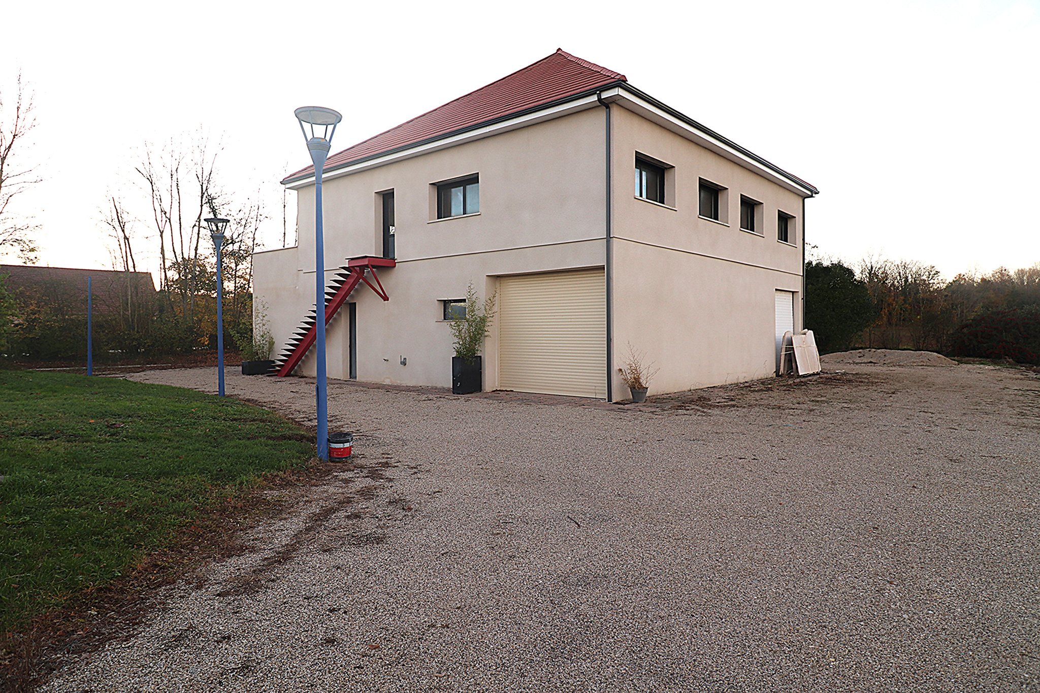 Grand bâtiment disposant de 3 grands garages et de 2 apparte